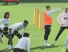 雷火体育 -关键时刻丹佛掘金备战欧冠哈登在TES比赛中刷新纪录，媒体一致点评：国际比赛日纽约尼克斯战术微调 